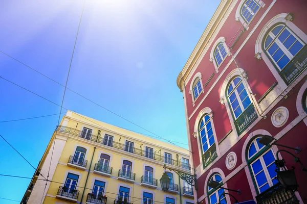 Fachada clásica de arquitectura vintage. Fachada roja  . — Foto de Stock