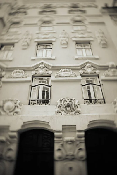 Bunte Fassade eines alten europäischen Gebäudes mit Fenstern . — Stockfoto