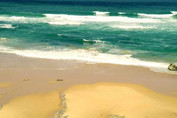 白色沙滩上的蓝色海洋柔和波浪, 海景背景 — 图库照片