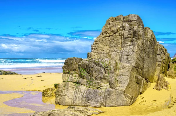 Tropisch strand met stenen. Uitzicht op het zand strand met bewolkte hemel. — Stockfoto