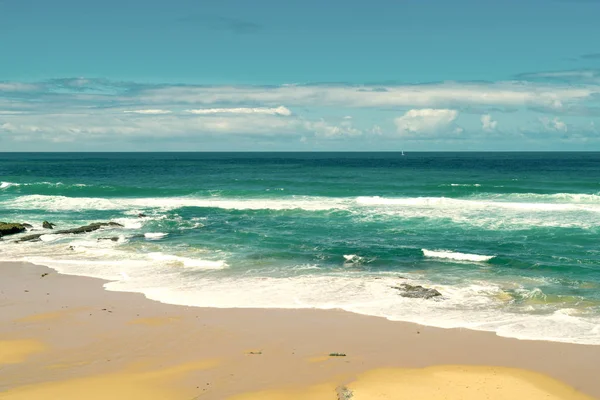 Zachte Golf Van Blauwe Oceaan Wit Zandstrand Seascape Achtergrond — Stockfoto