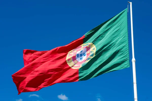 青空の前の旗竿にポルトガル国旗 — ストック写真