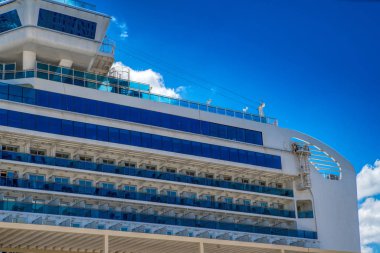 Güneşli bir gün denizde büyük cruise liner parçası. 