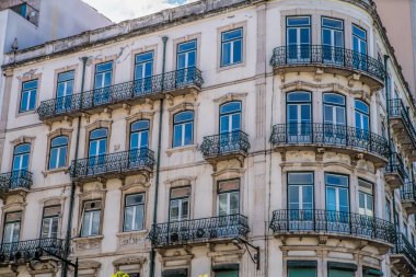 Büyük pencereler ile bina tuğla cephe dış 