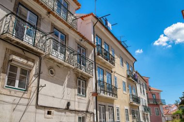 Yaşlı vintage bina cephe Balkonlu. Bina cephe duvar vintage. Klasik Avrupa mimarisi.