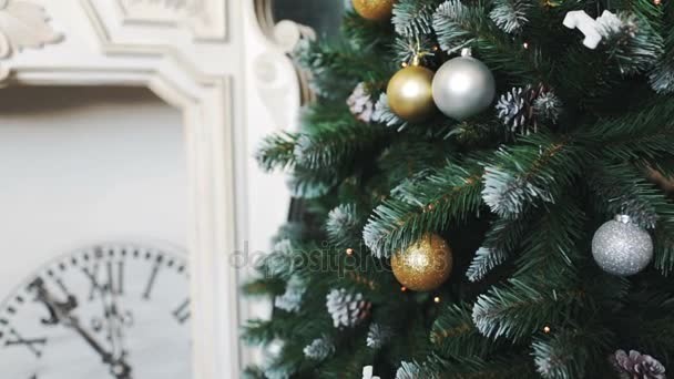Рождественская елка с игрушками на фоне камина — стоковое видео