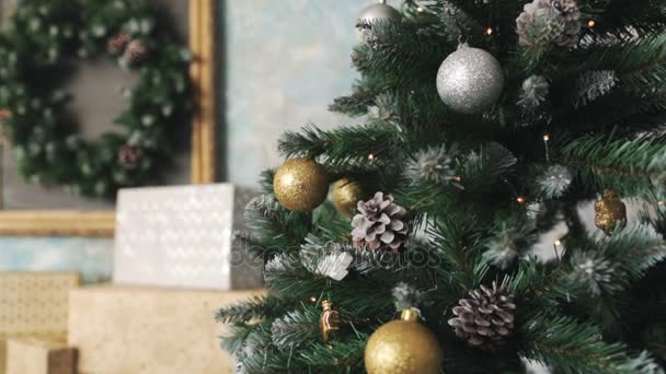 Árbol de Navidad con juguetes en caja fondo de regalo — Vídeo de stock