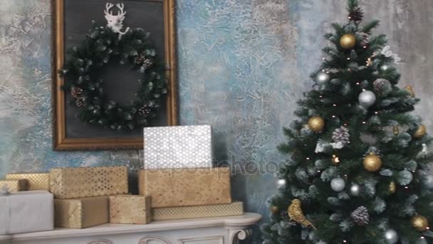 Árbol de Navidad con juguetes interior con caja de regalo — Vídeos de Stock