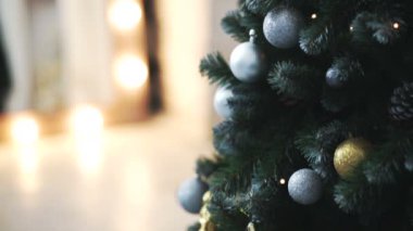 Noel ağacı ışıkları arka plan üzerinde oyuncaklarla