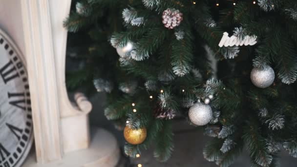 Árbol de Navidad con juguetes en el fondo de la chimenea — Vídeo de stock