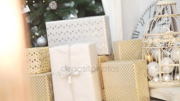 Рождественская подарочная коробка возле елки — стоковое видео