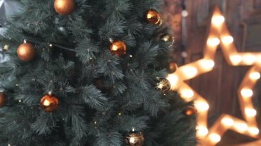 Açık yıldız renkli oyuncaklar ile Noel ağacı