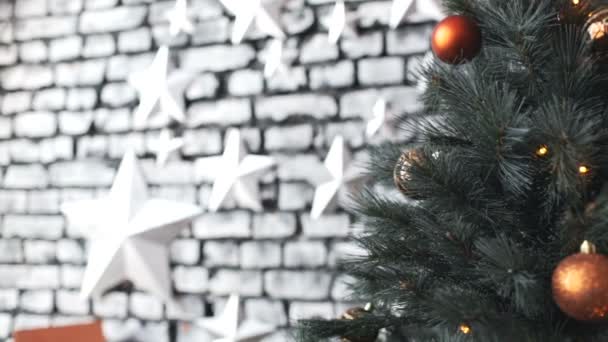Різдвяна ялинка з іграшками на фоні зірок — стокове відео