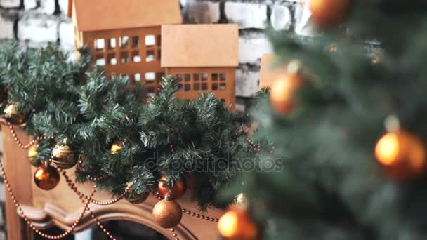 Árbol de Navidad con juguetes en el fondo de la chimenea — Vídeo de stock