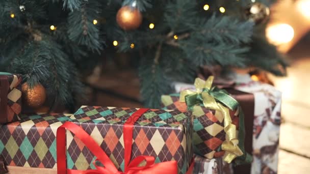 Рождественская подарочная коробка возле елки — стоковое видео