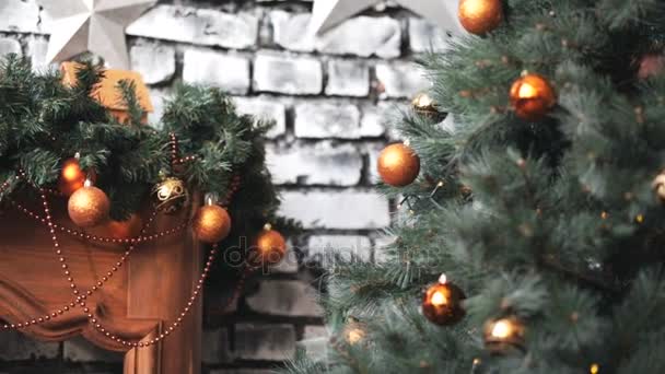 Árbol de Navidad con juguetes en el fondo de la chimenea — Vídeo de stock