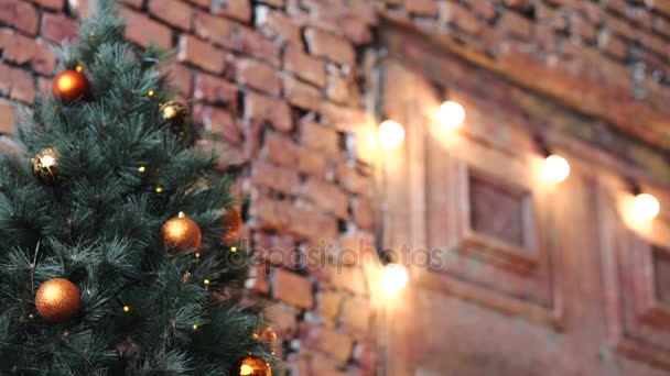 Árbol de Navidad con juguetes en las puertas de iluminación de fondo — Vídeo de stock