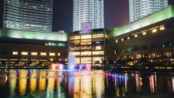 Time-lapse di fontane vicino alle torri Petronas a Kuala Lumpur — Video Stock