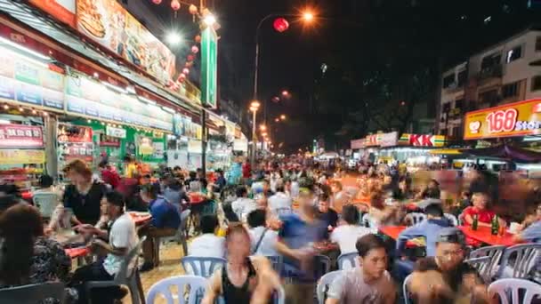 Куала-Лумпур, Малайзія - 4 жовтня: Timelapse Diners їдять на Petaling Street в 4 жовтня 2015 — стокове відео