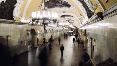Moskova, Rusya - 28 Eylül 2016: Timelapse insanlar hareket atmak Kievskaya metro istasyonu.