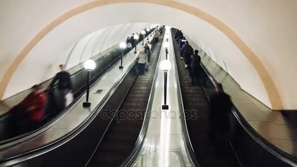 MOSCOU, RUSSIE - 28 SEPTEMBRE 2016 : Des gens du Timelapse déplacent un escalier roulant sur la station de métro Kievskaya . — Video