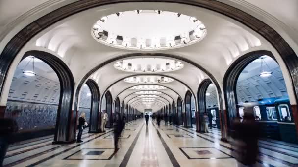 MOSCOU, RUSSIE - 28 SEPTEMBRE 2016 : Des gens du Timelapse en mouvement jettent la station de métro Mayakovskaya . — Video