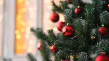 Noel ağacı ışıkları arka plan üzerinde kırmızı oyuncaklar ile