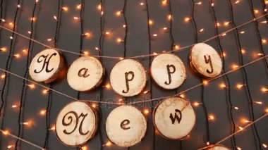 Mutlu yeni yıl işareti siyah ışık arka plan üzerinde