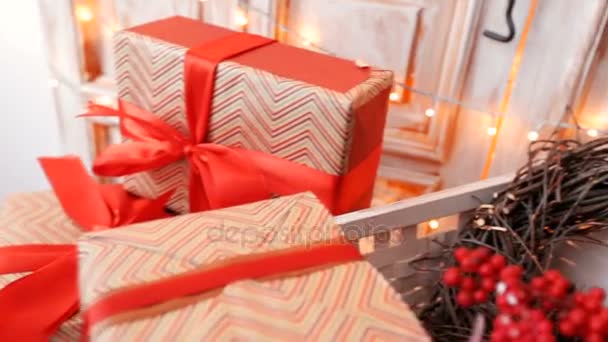 Cristmas boîte cadeau rouge sur fond de lumières 