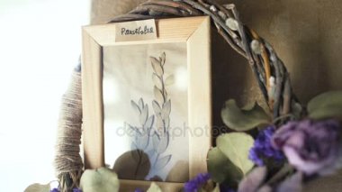 Parvifolia resim çerçevesi duvara bırakır.