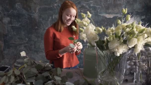 Blumenmädchen bastelt eine Blumenkomposition — Stockvideo