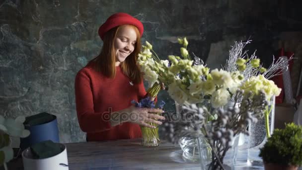 Florista chica haciendo una composición de flores — Vídeo de stock