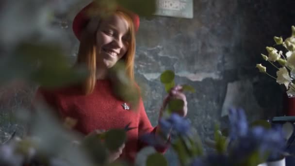 Ανθοκόμος κορίτσι κάνοντας μια σύνθεση λουλουδιών — Αρχείο Βίντεο