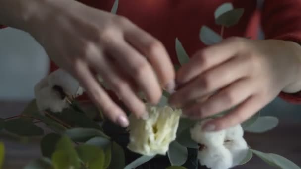 Fleuriste fille mains gros plan faire une composition de fleurs — Video