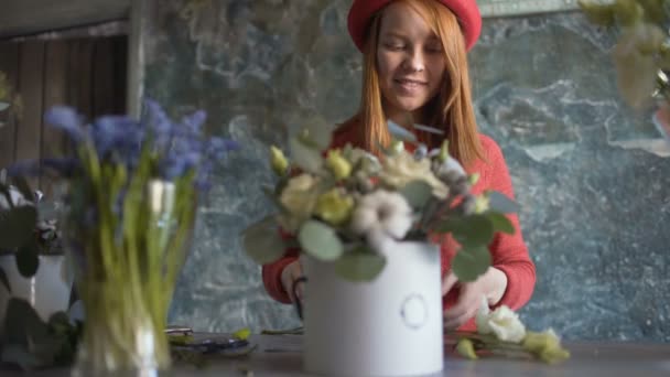 Florista chica haciendo una composición de flores — Vídeos de Stock