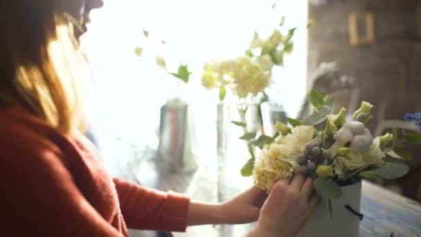 Florista chica haciendo una composición de flores — Vídeo de stock