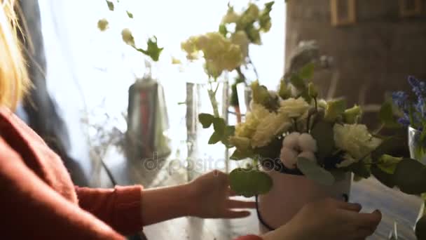 Florista niña manos primer plano haciendo una composición de flores — Vídeo de stock