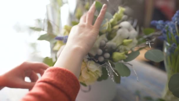 Florista niña manos primer plano haciendo una composición de flores — Vídeo de stock