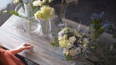 Çiçekçi kız bir çiçek düzenleme yapma