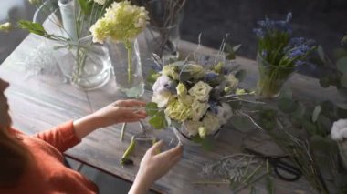 Çiçekçi kız bir çiçek düzenleme yapma