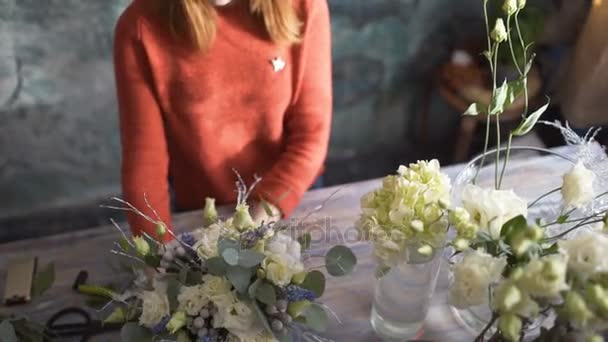 Florista chica haciendo una composición de flores — Vídeo de stock