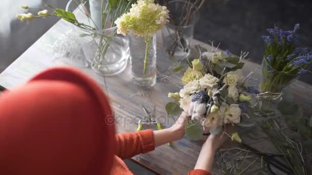 Fleuriste fille faire une composition de fleurs — Video