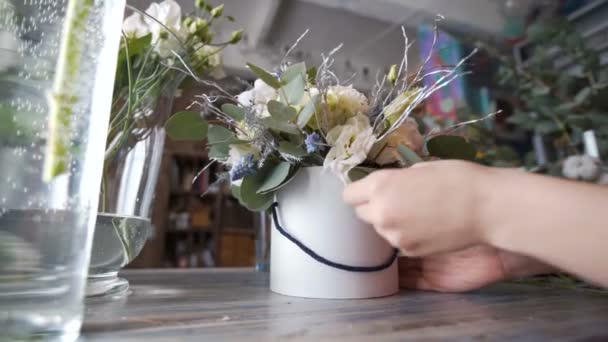 Florista niña manos primer plano haciendo una composición de flores — Vídeos de Stock