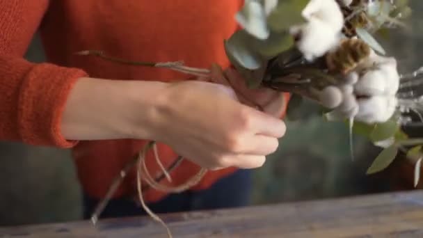 Florist flicka händer närbild att göra en blomma sammansättning — Stockvideo