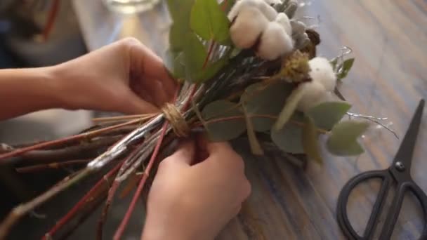 Florista niña manos primer plano haciendo una composición de flores — Vídeo de stock