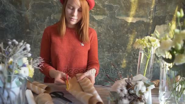 花の組成を作る花屋の女の子 — ストック動画