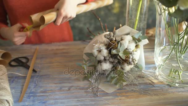 Florista niña manos primer plano haciendo una composición de flores — Vídeos de Stock