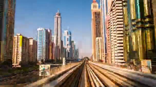 ДУБАЙ, ОАЭ - 21 СЕНТЯБРЯ 2014: Dubai Metro. Вид на город с поезда метро — стоковое видео