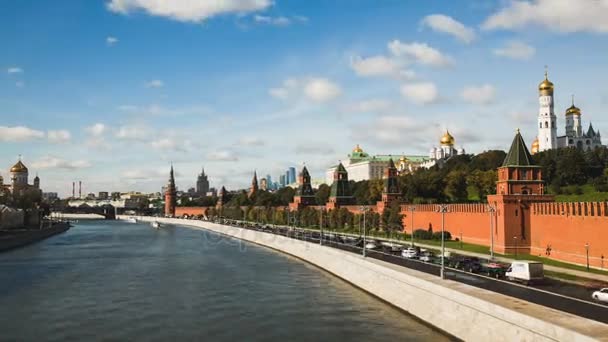 Timelapse utsikt över historiska centrum Moskva centrum med floden, Kreml och trafik — Stockvideo