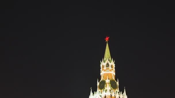 Basilikum-Kathedrale und Kreml-Turm in der Nacht vom Roten Platz in Moskau, Russland — Stockvideo